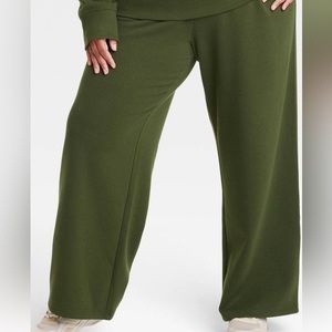 Dark green fleece sweat pants